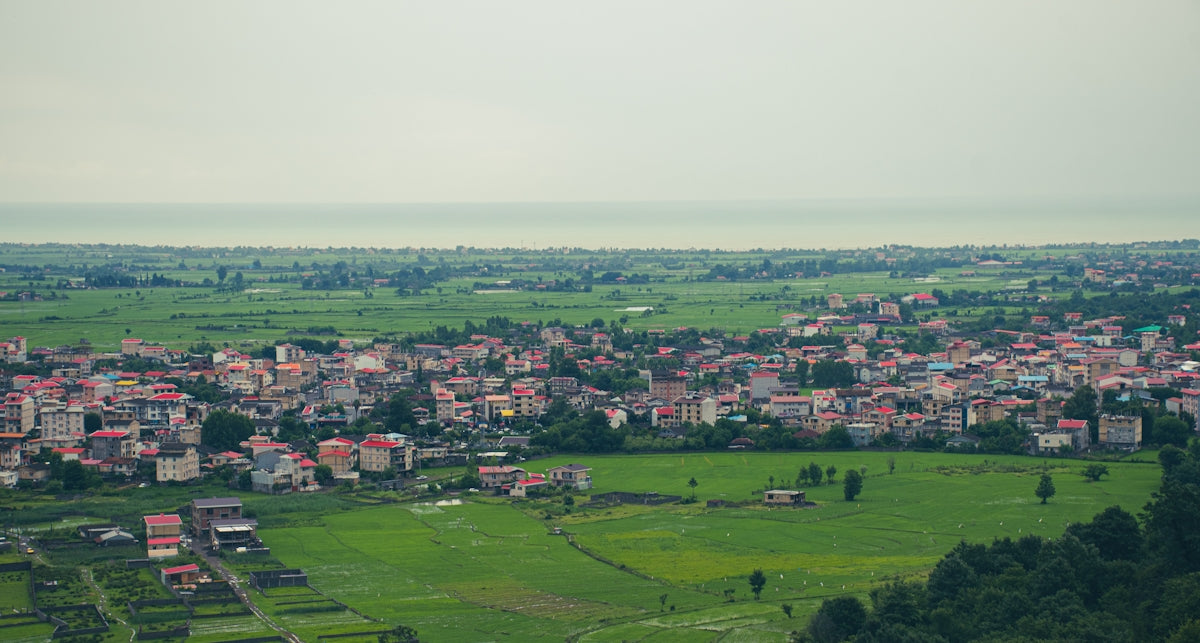 A city nestled between fields and the sea.